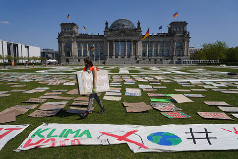 Eine Protestaktion von Fridays For Future vor dem Reichstag am 24. April 2020