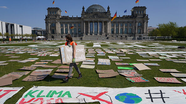 Eine Protestaktion von Fridays For Future vor dem Reichstag am 24. April 2020