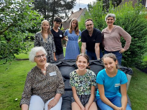 Schüler*innen und Lehrkräfte mit der Interviewpartnerin Brunhilde Schütt im Sommer 2021