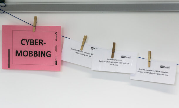 Wäscheleine mit Aktionskarten zum Thema "Cybermobbing"