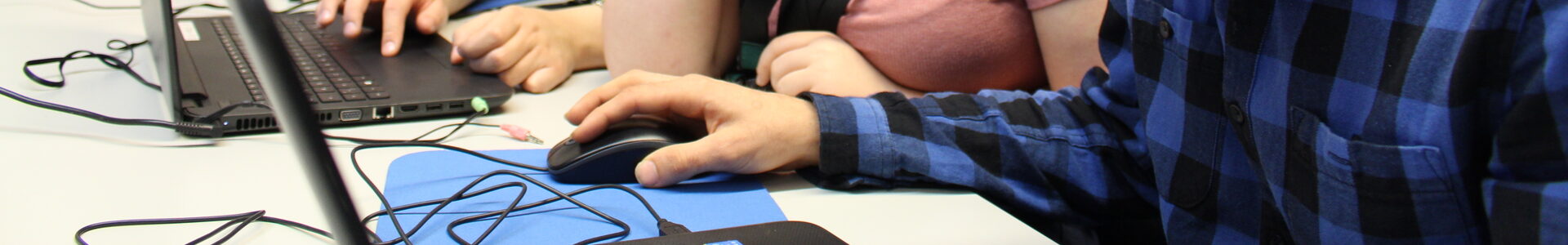 Workshopteilnehmer*innen bei der Bearbeitung ihrer YouTube-Clips.