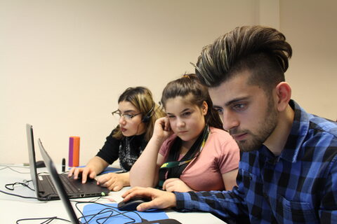 Workshopteilnehmer*innen bei der Bearbeitung ihrer YouTube-Clips.