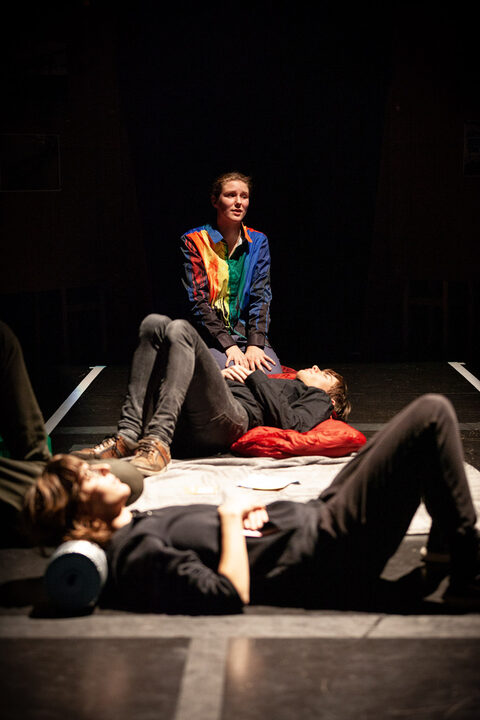 Szene aus der Theateraufführung, die im November 2019 im Rahmen des Projekts, entstand.