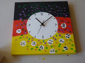 Selbstgestaltete Wanduhr.