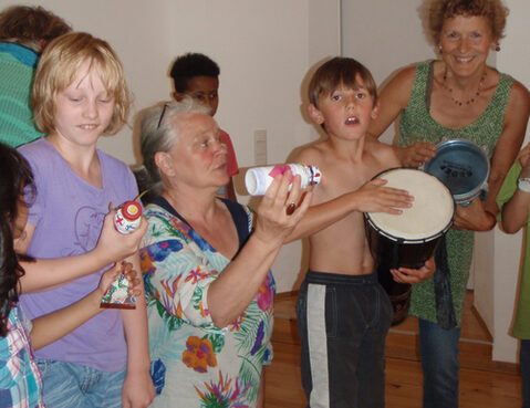 Kinder und Erwachsene musizieren
