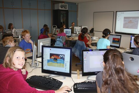Kinder im PC Raum vor Computerbildschirmen