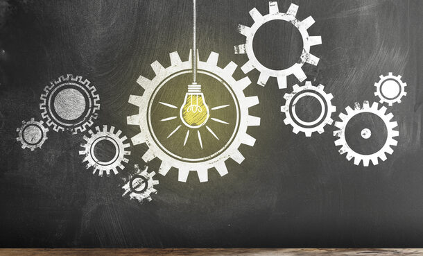 Zeichnung Glühbirne und Zahnräder