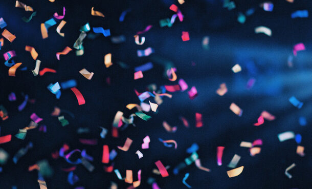 Buntes Konfetti auf dunkelblauen Hintergrund