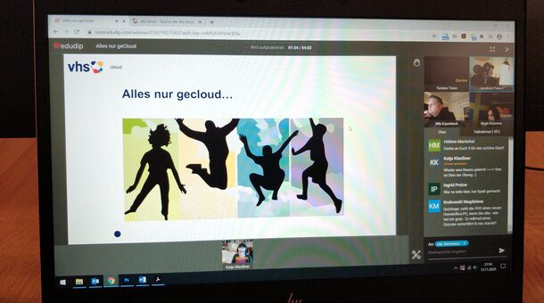 Präsentation auf einem Laptopbildschirm: Auf der Folie steht "Alles nur gecloud..."