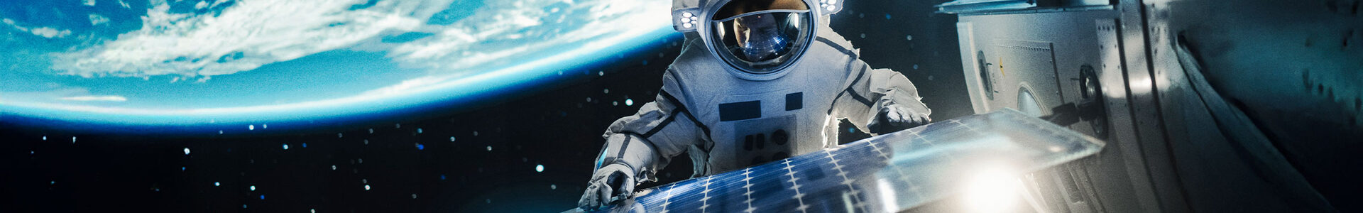 Ein Astronaut im Raumanzug arbeitet im Weltraum an einem Solarpanel. Im Hintergrund die Erde und das All.