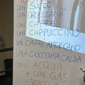 Ein Whiteboard mit italienischen Vokabeln zum Thema „Essen“.