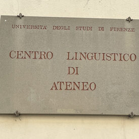 Nahansicht eines steinernen Schildes mit der Aufschrift „Centro Linguistico“