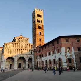 Eine Außenansicht des Doms von Lucca mit Glockenturm
