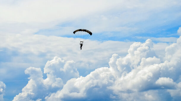 Fallschirmspringer vor Wolken