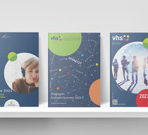 Cover von fünf verschiedenen vhs-Programmheften zum Jahresschwerpunkt Vernetzt.