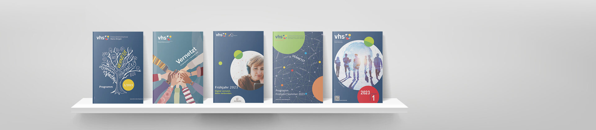 Cover von fünf verschiedenen vhs-Programmheften zum Jahresschwerpunkt Vernetzt.