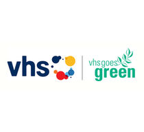 Links das vhs-Logo mit bunten Kreisen, rechts der grüne Schriftzug "vhs goes green" mit Blattsymbol.