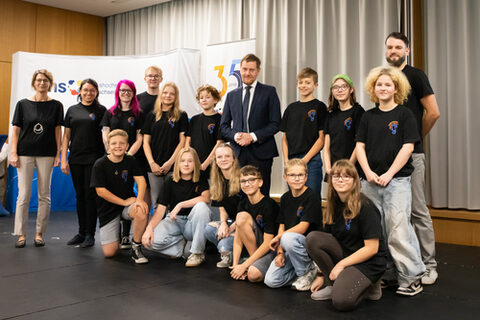 Eine Gruppe Personen posiert für ein gemeinsames Foto.