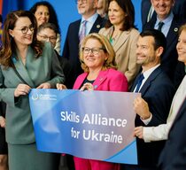 Entwicklungsministerin Svenja Schulze (Mitte) beim Start der internationalen „Skills Alliance for Ukraine“ im Rahmen der Ukraine-Wiederaufbaukonferenz in Berlin