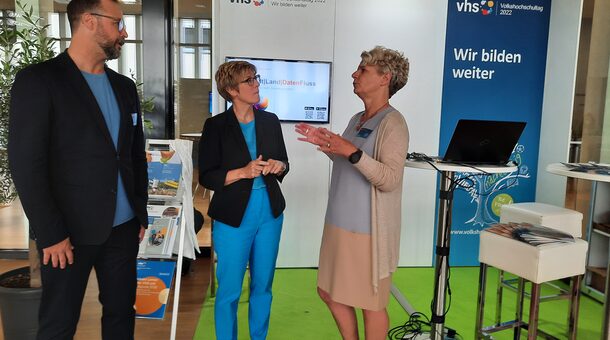 DVV-Präsidentin Annegret Kramp-Karrenbauer lässt sich auf dem Volkshochschultag in Leipzig am Stand des DVV den neuen Lernbereich "Nachhaltigkeit" der App Stadt | Land | DatenFluss vorstellen.