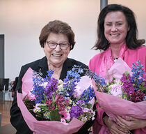 Barbara Stamm, Landtagspräsidentin a.D. (links) mit Dr. Ute Eiling-Hütig, ihrer Nachfolgerin im Amt der Präsidentin des Bayerischen Volkshochschulverbandes