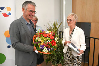 Landtagspräsident und Landesverbandsvorsitzender Hendrik Hering verabschiedet Monika Nickels, langjährige stellvertretende Vorsitzendes des vhs-Landesverbandes.