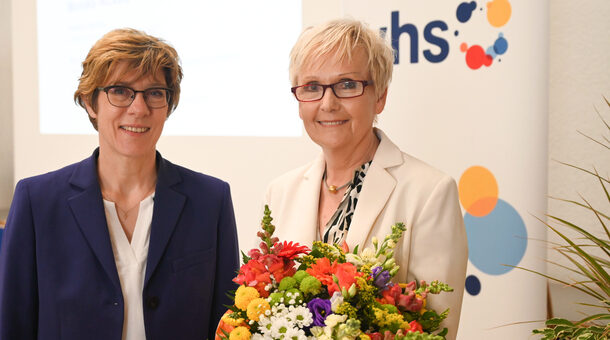 Monika Nickels, langjährige stellvertretende Vorsitzendes des vhs-Landesverbandes, (rechts) mit DVV-Präsidentin Annegret Kramp-Karrenbauer
