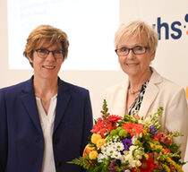 Monika Nickels, langjährige stellvertretende Vorsitzendes des vhs-Landesverbandes, (rechts) mit DVV-Präsidentin Annegret Kramp-Karrenbauer