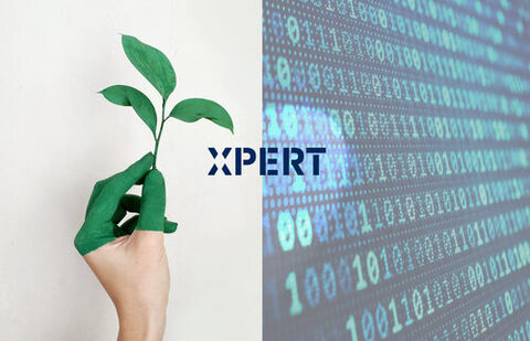 Links eine Hand mit grünen Fingern, die einen grünen Zweig in die Höhe hält; rechts Nullen und Einsen auf einem Screen. In der Mitte das XPERT-Logo in dunkelblau.