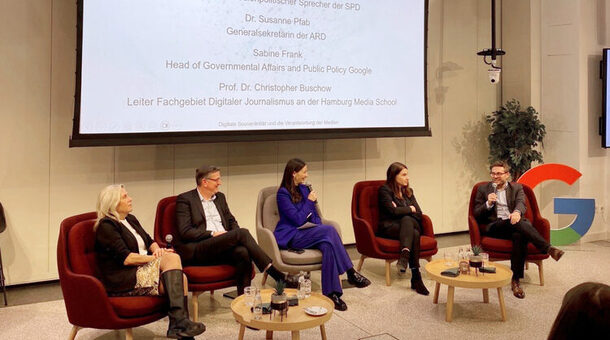 Ein Podium mit drei Frauen und zwei Männern
