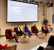 Ein Podium mit drei Frauen und zwei Männern