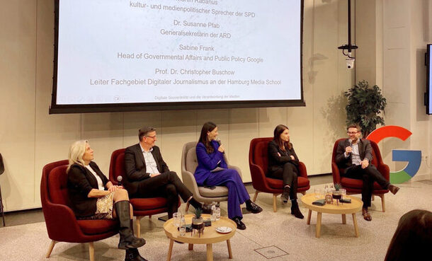 Ein Podium mit drei Frauen und zwei Männern