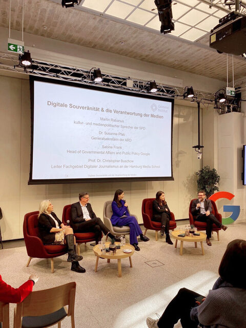 Ein Podium mit drei Frauen und zwei Männern