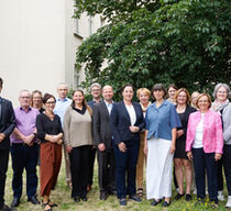 Gruppenfoto des Fachbeirates "Digitalisierung und Bildung für ältere Menschen" anlässlich des Besuchs der Staatssekretärin am 06.07.2023; von links nach rechts: Gottfried Huba, Janina Stiel (BMFSFJ), Prof. Dr. Anja Hartung-Griemberg, Thomas Schade, Prof. Dr. Sabine Sachweh, Benjamin Landes (ISS e.V.), Joachim Schulte (Co-Sprecher), Prof. Dr. Claudia Müller (Sprecherin) Dagmar Vogt-Janssen (Co-Sprecherin), Staatssekretärin Margit Gottstein (BMFSFJ), Sophie Vogt-Hohenlinde, Astrid Mönnikes (DiPA/BAGSO), Christina Bellmann, Dr. Bettina Thöne-Geyer, Prof. Dr. Elisabeth Bubolz-Lutz, Dr. Lilian Schwalb und Susanne Wein (BMFSFJ)
