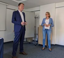 Jörg Schönenborn und DVV-Direktorin Julia von Westerholt