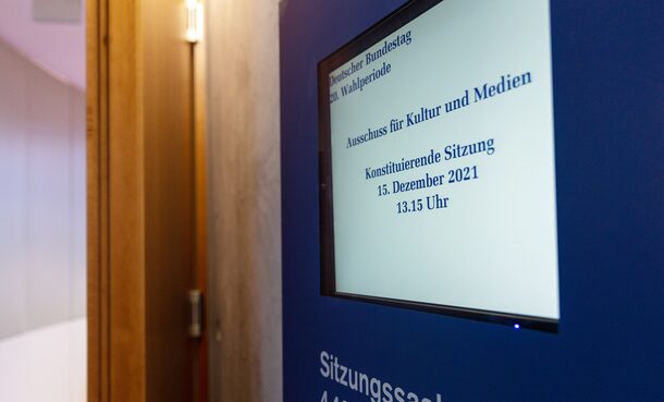 Der Ausschuss für Kultur und Medien konstituiert sich im Paul-Löbe-Haus, Sitzungssaal 4.400. Blick auf die digitale Anzeige des Sitzungssaals.