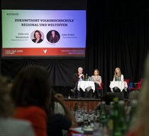 DVV-Direktorin Julia von Westerholt und VÖV-Generalsekretär John Evers am 24.04.2025 auf dem Podium des österreichischen Volkshochschul-Tages