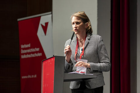 DVV-Direktorin Julia von Westerholt spricht am 24.04.2025 auf dem Podium des österreichischen Volkshochschul-Tages