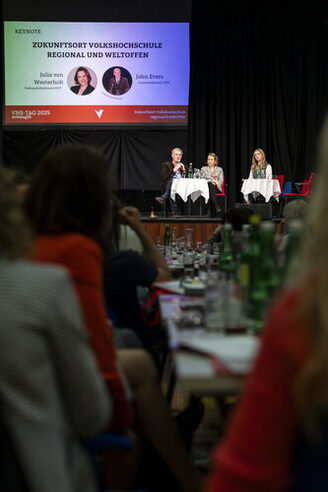 DVV-Direktorin Julia von Westerholt und VÖV-Generalsekretär John Evers am 24.04.2025 auf dem Podium des österreichischen Volkshochschul-Tages