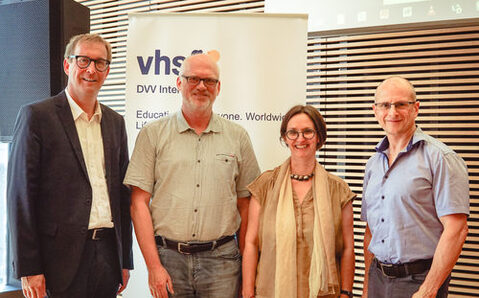 Regionalleitertagung von DVV International am 19. und 20.06.2023 in Bonn: Gruppenbild mit Hanno Spitzer (BMZ), Uwe Gartenschlaeger, Esther Hirsch und Henry Beyer (BMZ)