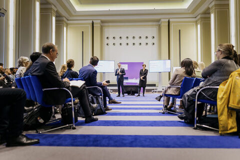 Bundesfinanzminister Christian Lindner und Bundesbildungsministerin Bettina Stark-Watzinger beim OECD Stakeholder Workshops zur Finanziellen Bildung.