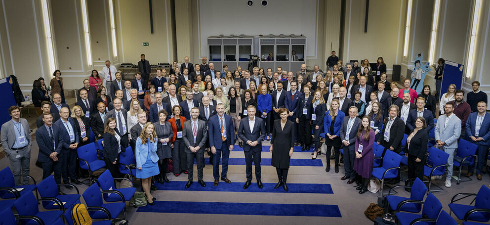 Gruppenfoto mit Bundesfinanzminister Christian Lindner, Bundesbildungsministerin Bettina Stark-Watzinger und Akteur*innen der finanziellen Bildung beim OECD Stakeholder Workshops zur Finanziellen Bildung am 20. Oktober in Berlin.