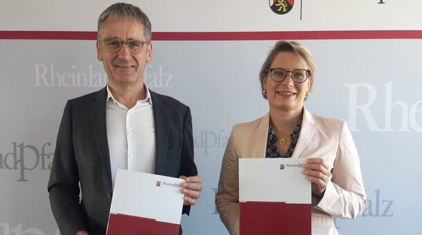 Dr. Stefanie Hubig, Bildungsministerin von Rheinland-Pfalz, und Landtagspräsident Hendrik Hering, Vorsitzender des vhs-Landesverbands Rheinland-Pfalz, unterzeichneten eine weitere Kooperationsvereinbarung
