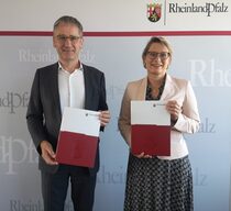Dr. Stefanie Hubig, Bildungsministerin von Rheinland-Pfalz, und Landtagspräsident Hendrik Hering, Vorsitzender des vhs-Landesverbands Rheinland-Pfalz, unterzeichneten eine weitere Kooperationsvereinbarung