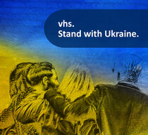 In den Farben der ukrainischen Flagge eingefärbtes Bild zeigt vier Personen von hinten. Ihre Arme in Gemeinschaft verschränkt.