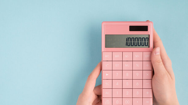 Rosafarbener Taschenrechner wir von zwei Händen vor einem hellblauen Hintergrund gehalten. Auf dem Display steht die Zahl 1.000.000.