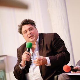 Jürgen Küfner, Leiter der vhs Dresden, auf dem Abschluss-Plenum "Zusammen in Vielfalt" beim 15. Volkshochschultag 2022 in Leipzig