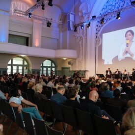 Abschluss-Plenum "Zusammen in Vielfalt" beim 15. Volkshochschultag 2022 in Leipzig