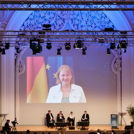 Video-Zuschaltung von Familienministerin Lisa Paus beim Abschluss-Plenum "Zusammen in Vielfalt" beim 15. Volkshochschultag 2022 in Leipzig