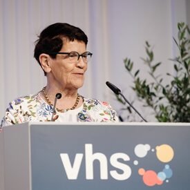 Prof. Dr. Rita Süssmuth beim Abschluss-Plenum "Zusammen in Vielfalt" beim 15. Volkshochschultag 2022 in Leipzig